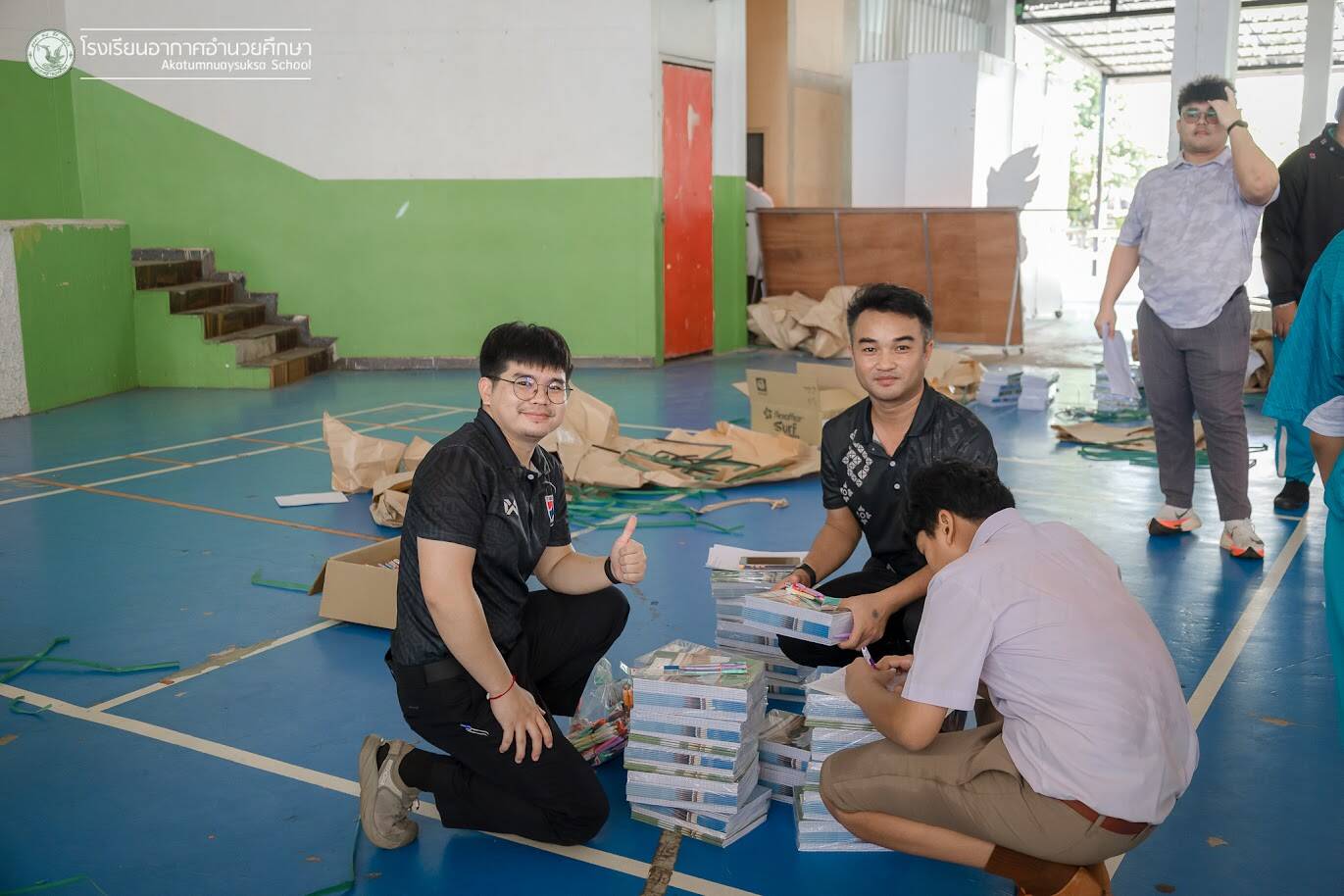 เปิดภาคเรียนที่ 1 ปีการศึกษา2569 มอบช่อดอกไม้ คณะบริหาร และครู