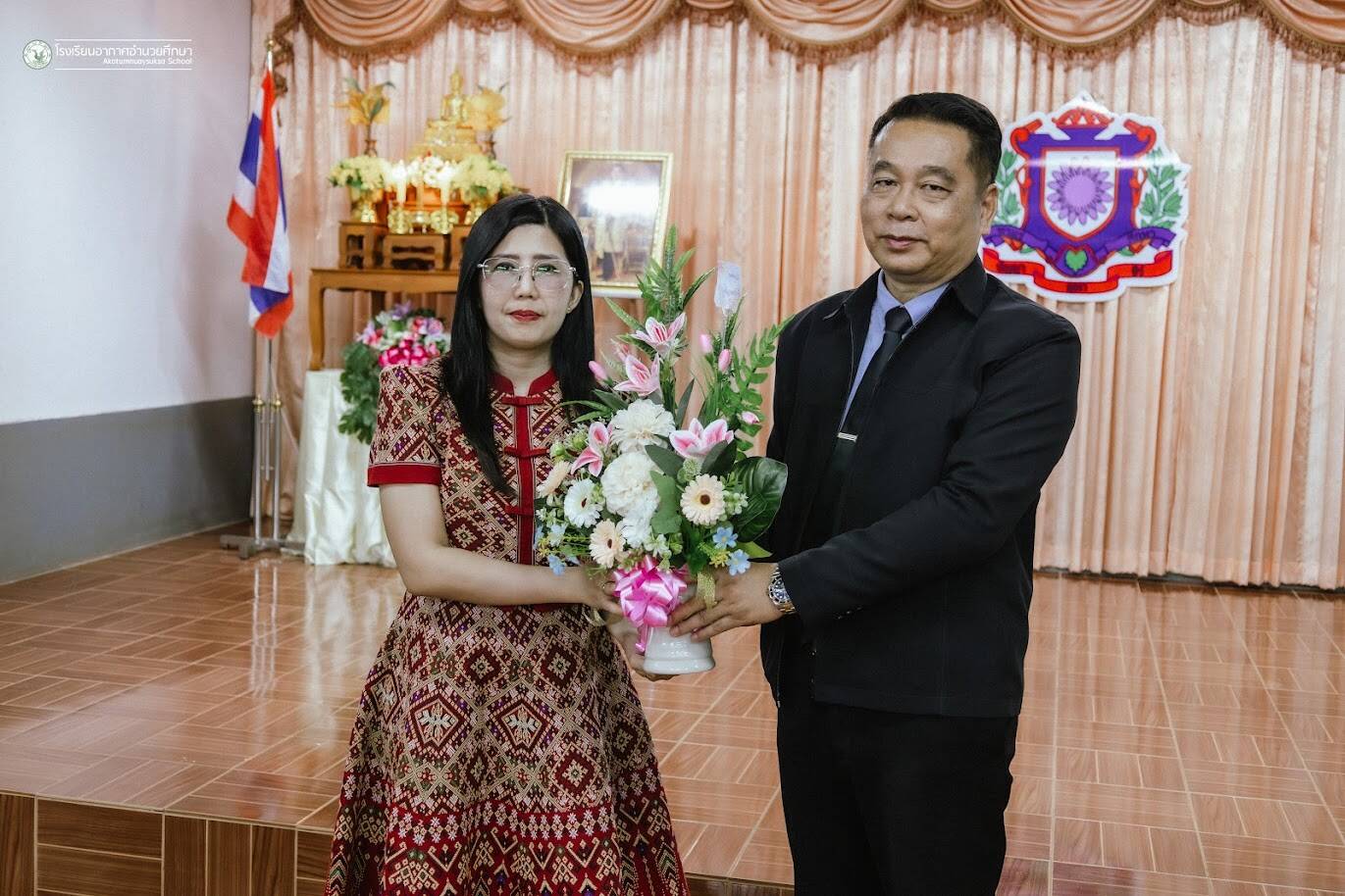 ผู้บริหาร และคณะครูร่วมแสดงความยินดีกับ คุณครูพัชนก พรมพิมพ์ ณ โรงเรียนท่าแร่ศึกษา