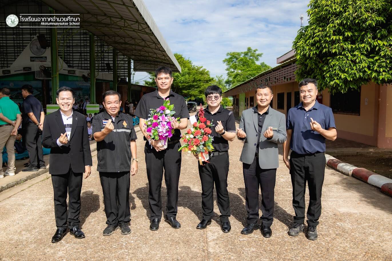 มอบช่อดอกไม้ ครูบรรจุใหม่
